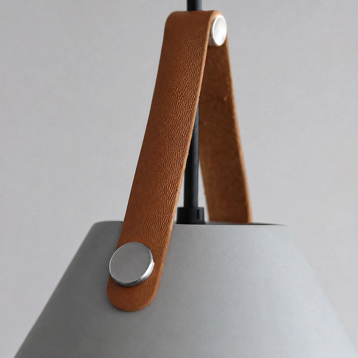Suspension scandinave blanche avec lanière cuir - close-up détail matière