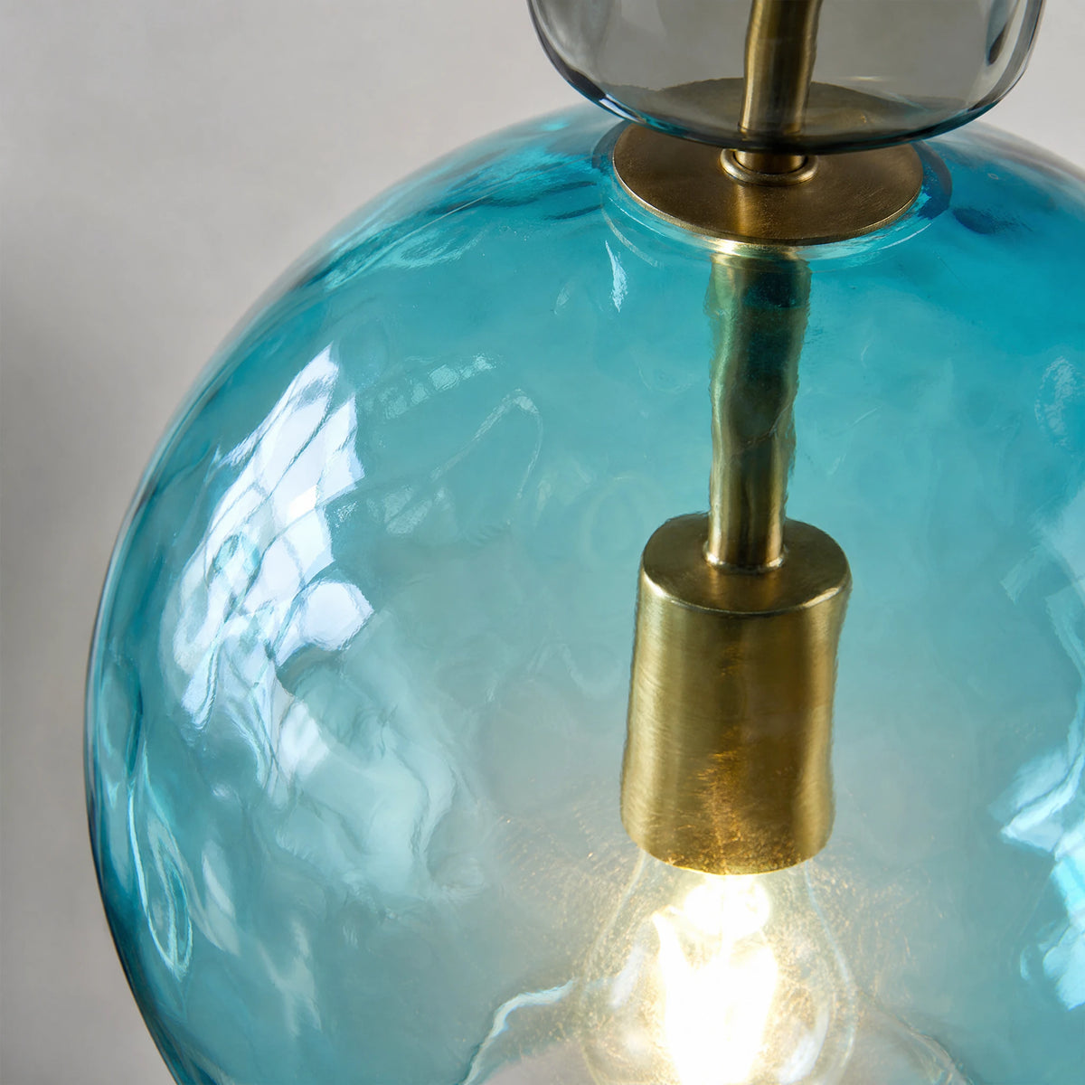 Suspension Verre Vintage à Formes Artisanales - close-up détail matière