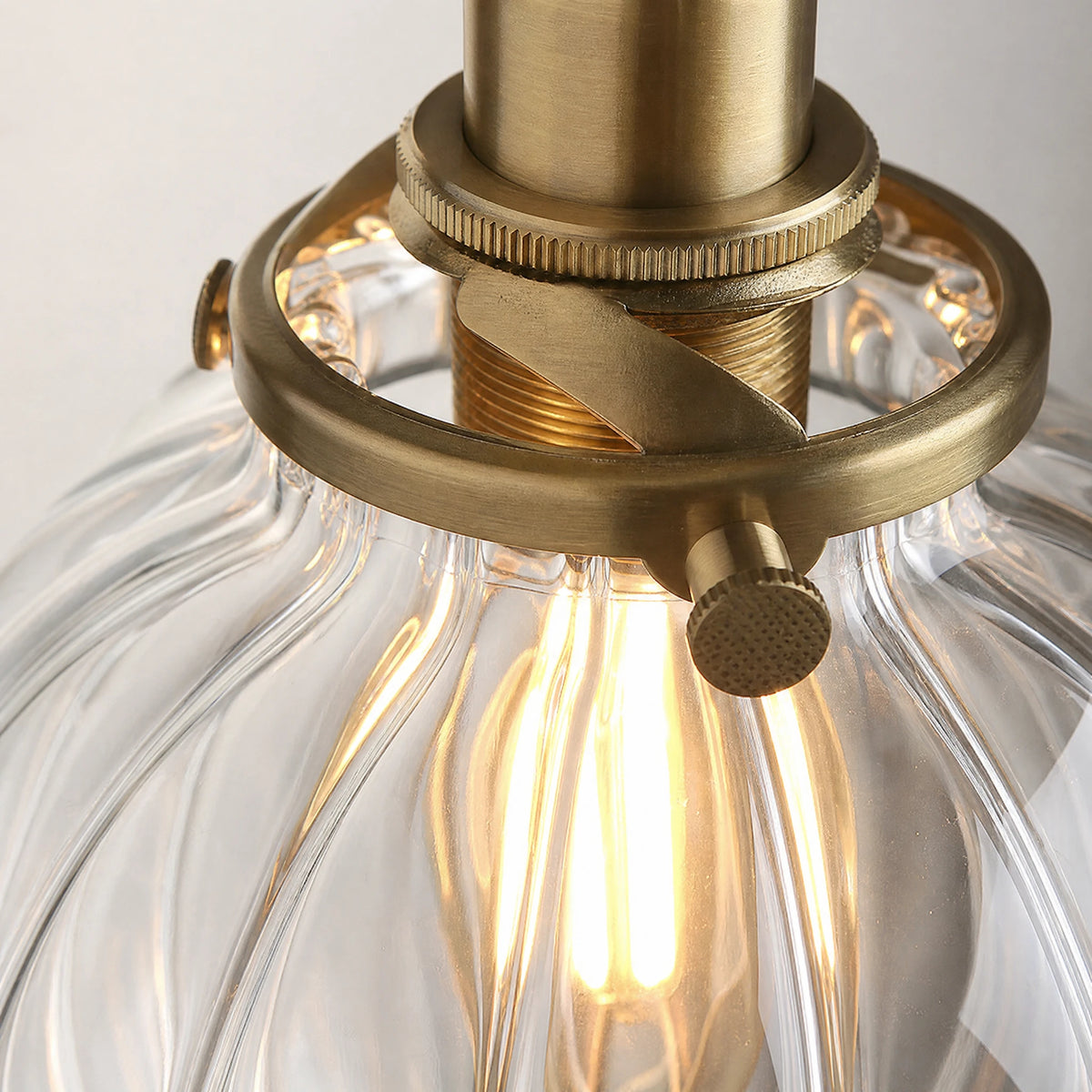 Suspension Verre Vintage avec Abat-jour Rainuré - close-up détail matière