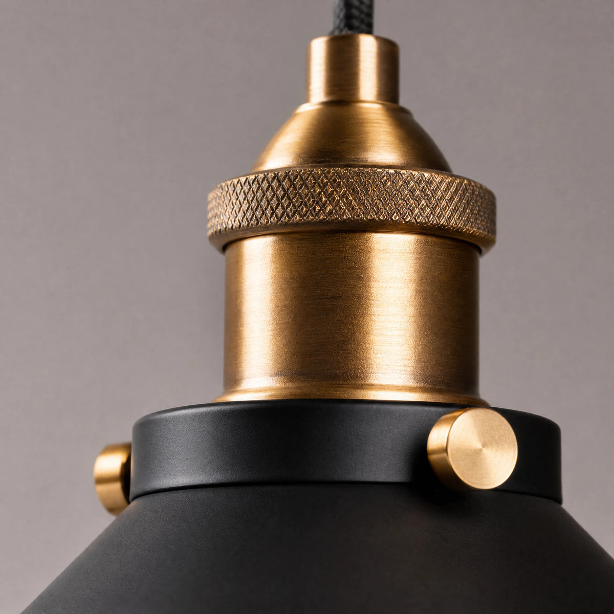 Suspension Vintage Industrielle Noir et Cuivre - close-up détail matière