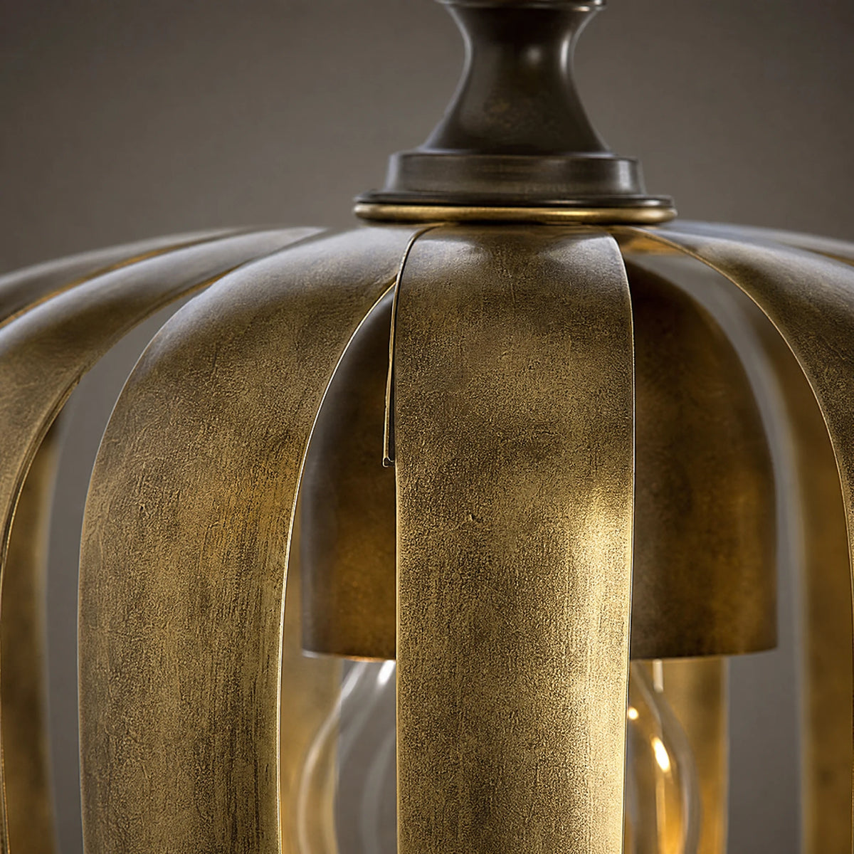 Suspension Vintage Métal Doré à Lamelles Sculptées - close-up détail matière