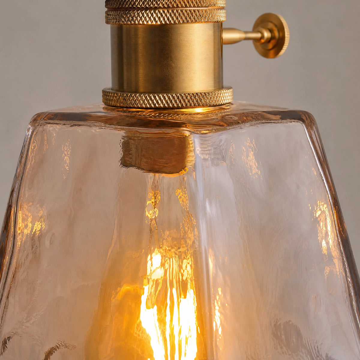 Suspension Vintage Verre Ambrée avec Finition Laiton - close-up détail matière