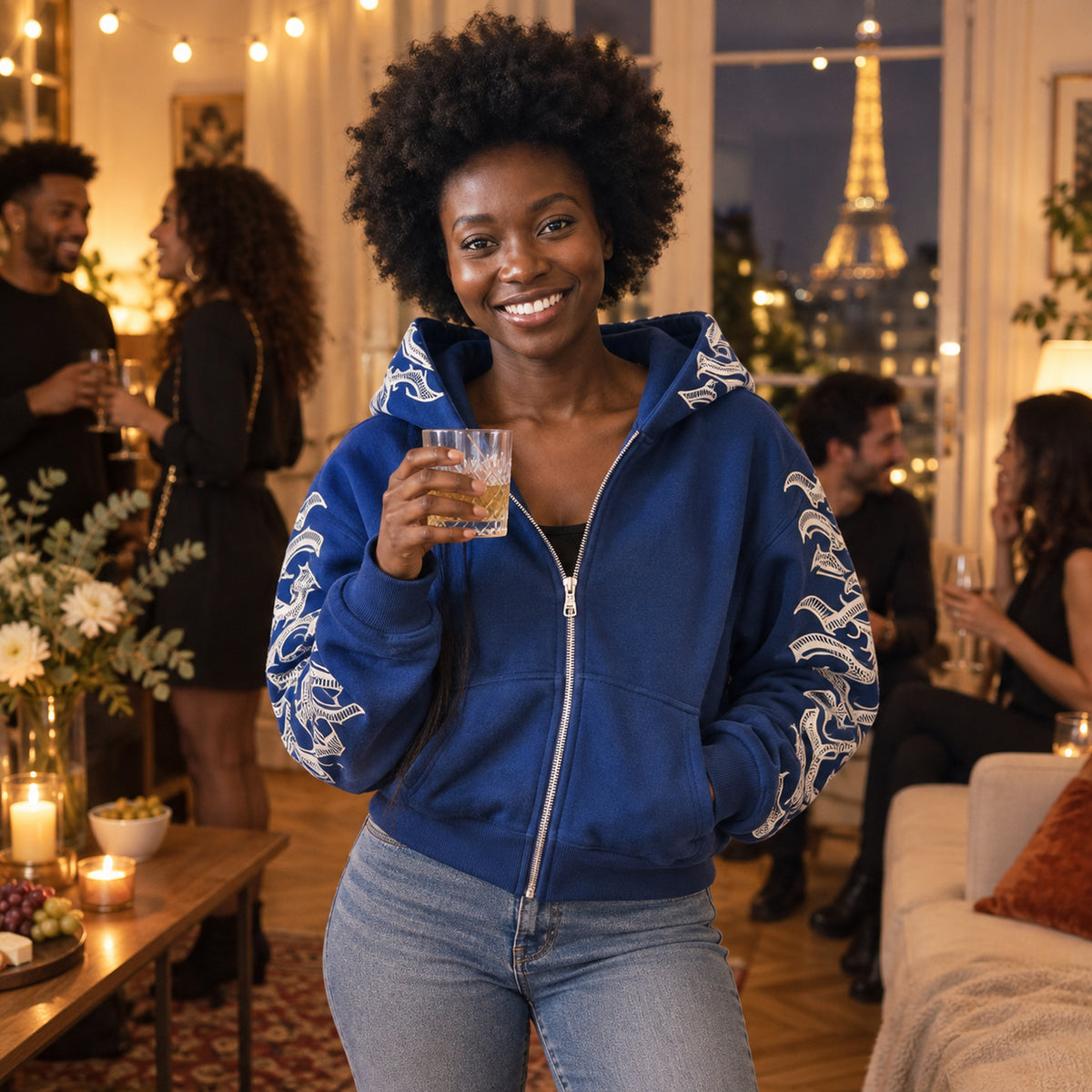 Femme portant le sweat à capuche vintage zippé à lettrage en terrasse un soir d'été, entre amies Bild