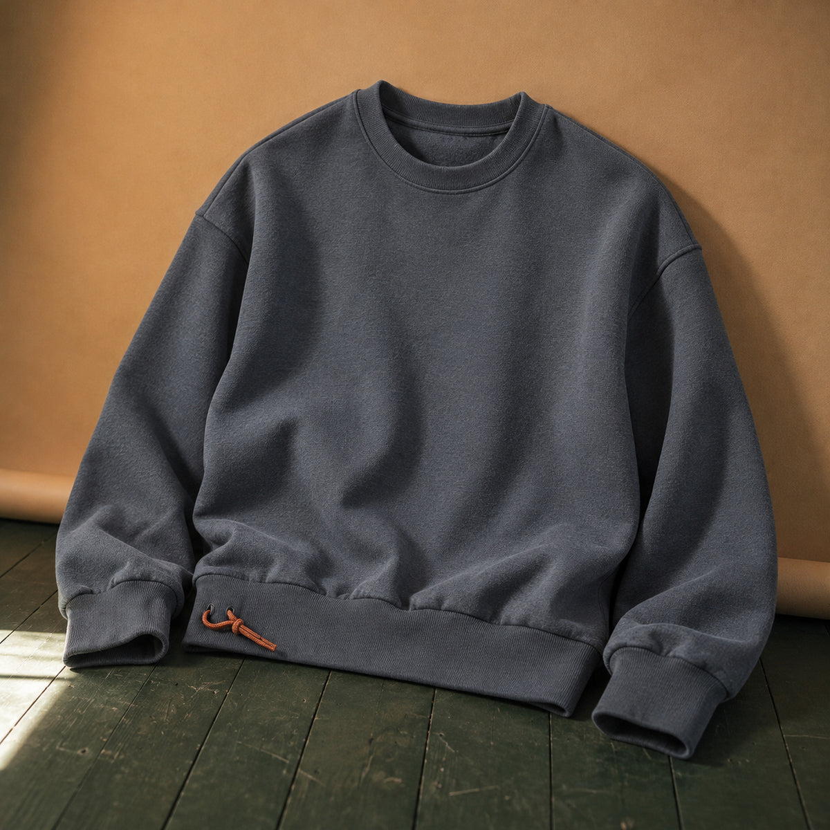 Gros plan sur les côtes du poignet et la matière du sweat-shirt homme vintage gris Bild