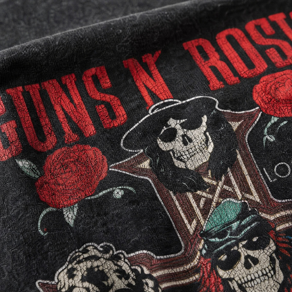 T-shirt rock vintage Guns N' Roses motif crânes et roses - close-up détail matière
