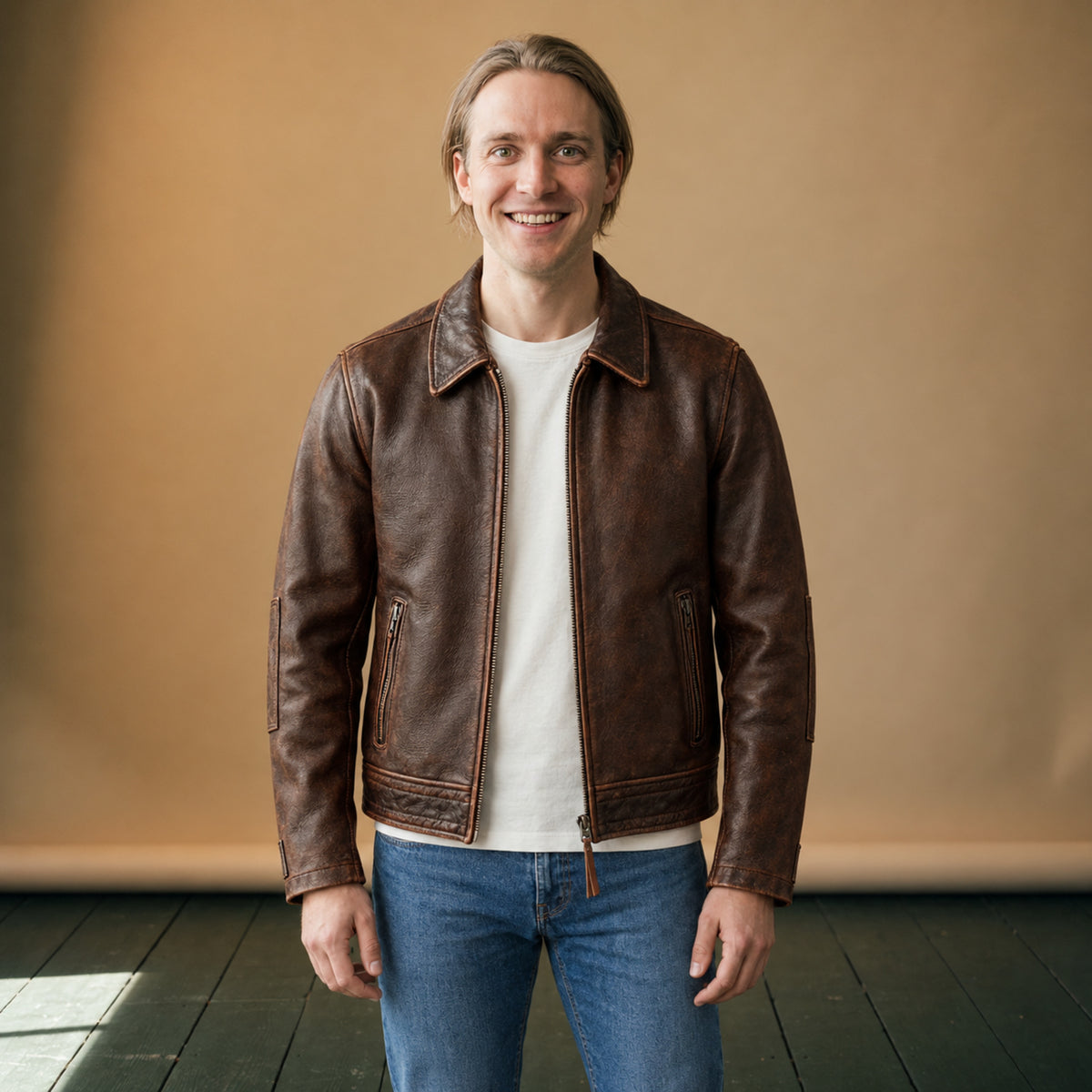 Veste vintage homme marron effet cuir à col rabattu portée en studio, vue de face Bild