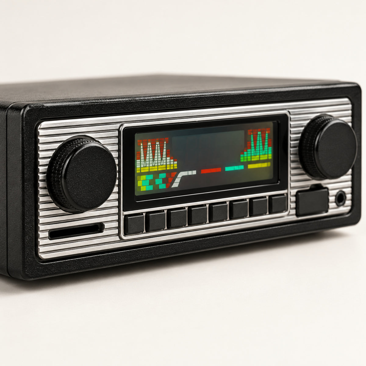 Gros plan sur la façade chromée striée, l'écran couleur et les touches de l'autoradio vintage bluetooth Bild