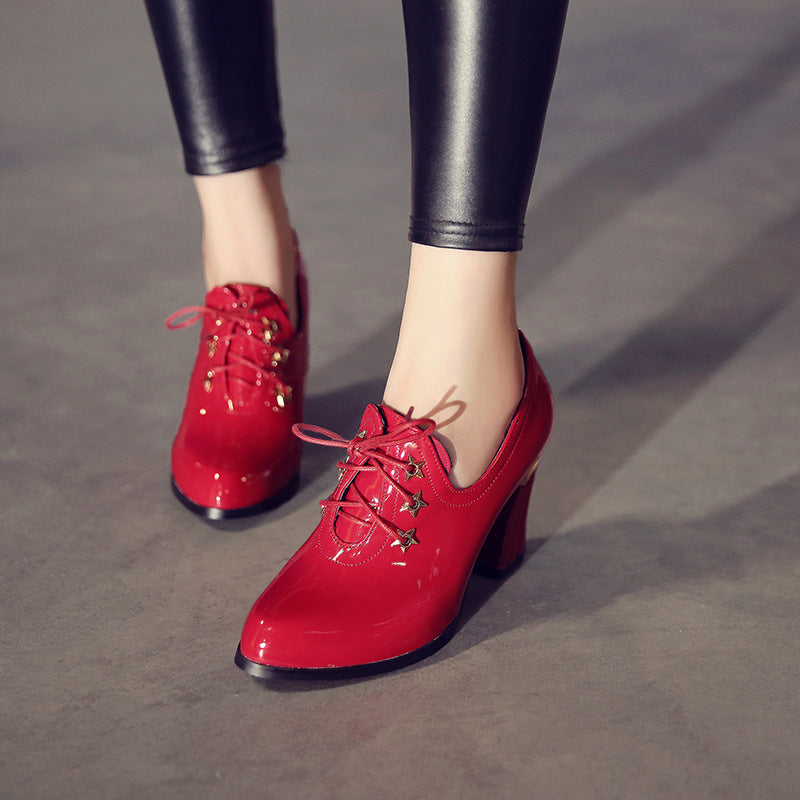 escarpins-vintage-femmes-cuir-verni-rouge-talons-hauts
