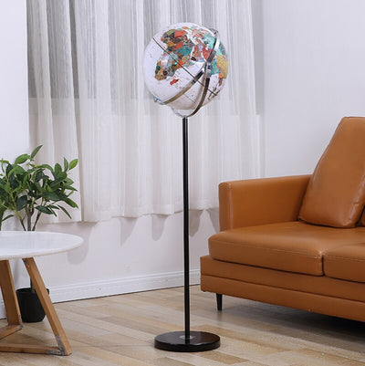    globe-terrestre-vintage-sur-pied