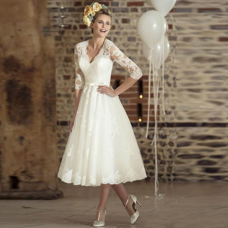 robe-de-mariee-courte-vintage-col-en-v Bild